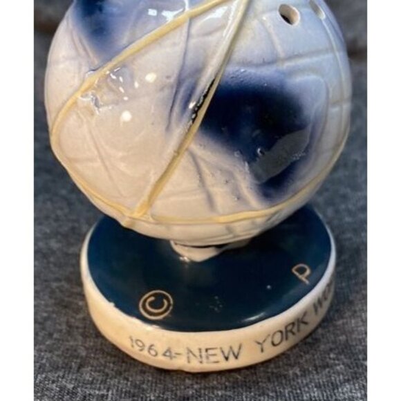 1964 New York Worlds Fair Globe Salt Pepper Shakers Ceramic Made In Japan - Picture 2 of 5